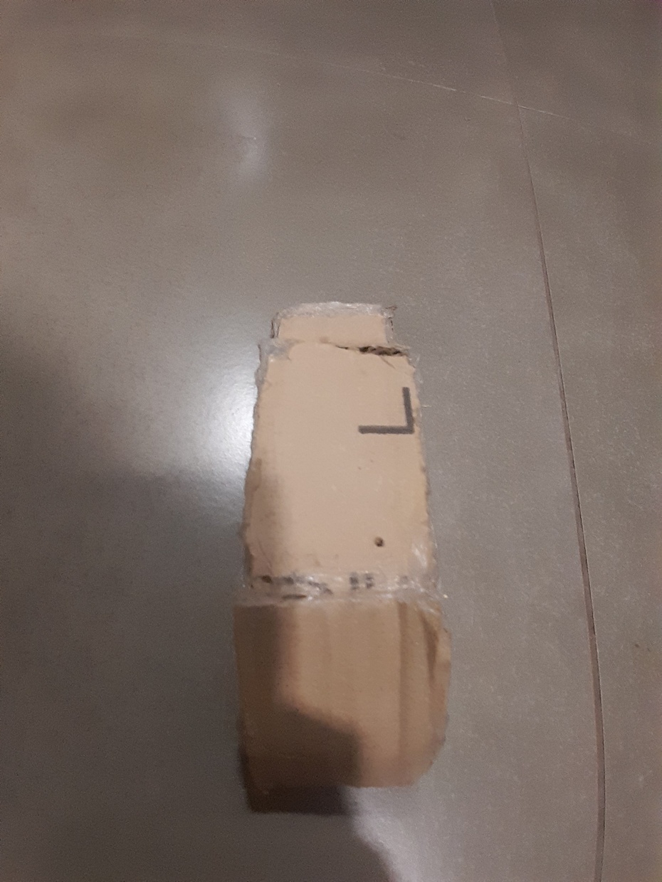 Então faça o teto, o mais fácil pegue um pedaço de papelão e cole-o em cima