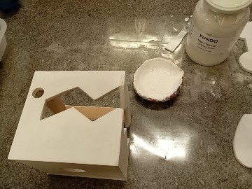 Após as peças estarem coladas, aplique uma camada fina e uniforme de fundo preparador de madeira sobre toda a superfície da peça. Espere até que o fundo preparador esteja completamente seco. Em seguida, utilize uma lixa de grão 220 para lixar toda a peça, deixando-a lisa e com acabamento uniforme, pronta para as etapas seguintes do projeto.