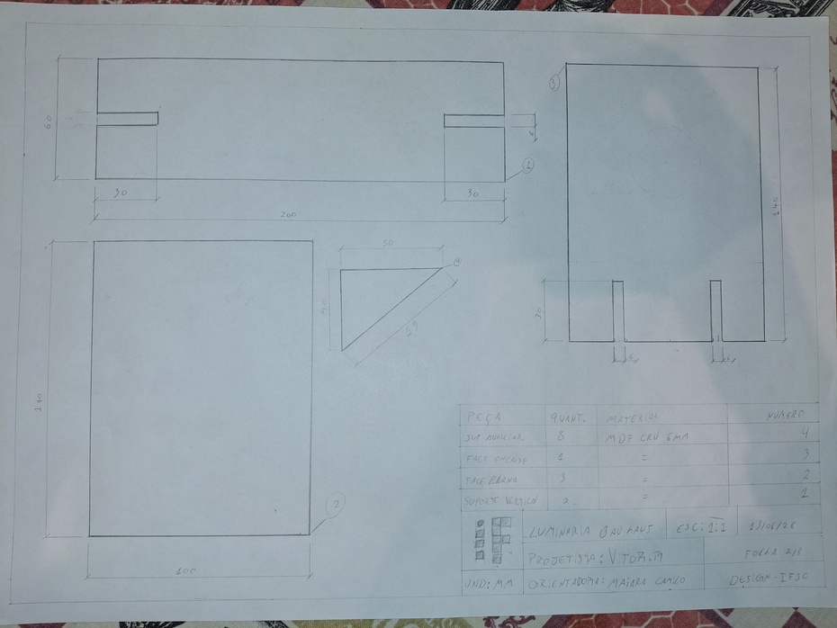 com o protótipo final em mão, eu usei os insights adquiridos na prototipagem para fazer o desenho técnico e decidir todas as medidas finais.