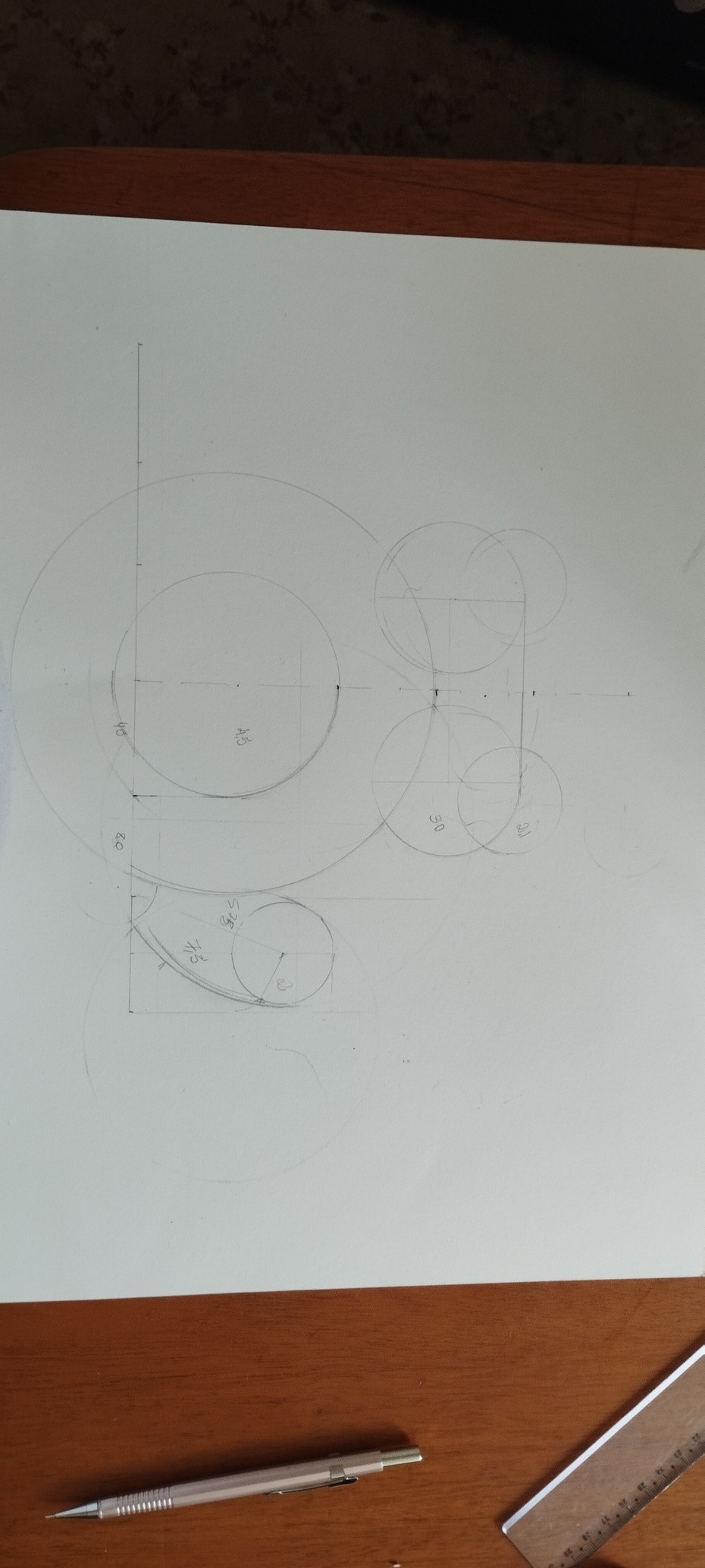 A primeira etapa consiste no desenvolvimento de um desenho técnico utilizando régua, esquadro, compasso e uma lapiseira, desenhando as peças que compõe nosso projeto, voltado para o corte em madeira. O projeto consiste em duas peças iguais e simétricas, em formato de sapo, uma peça que servirá de apoio para a lâmpada, e ficará entre as duas peças iguais, e uma base, que vai auxiliar em fixar a estrutura e mantê-la equilibrada em qualquer superfície, no formato escolhido de vitória régia, a fim de combinar com a temática.