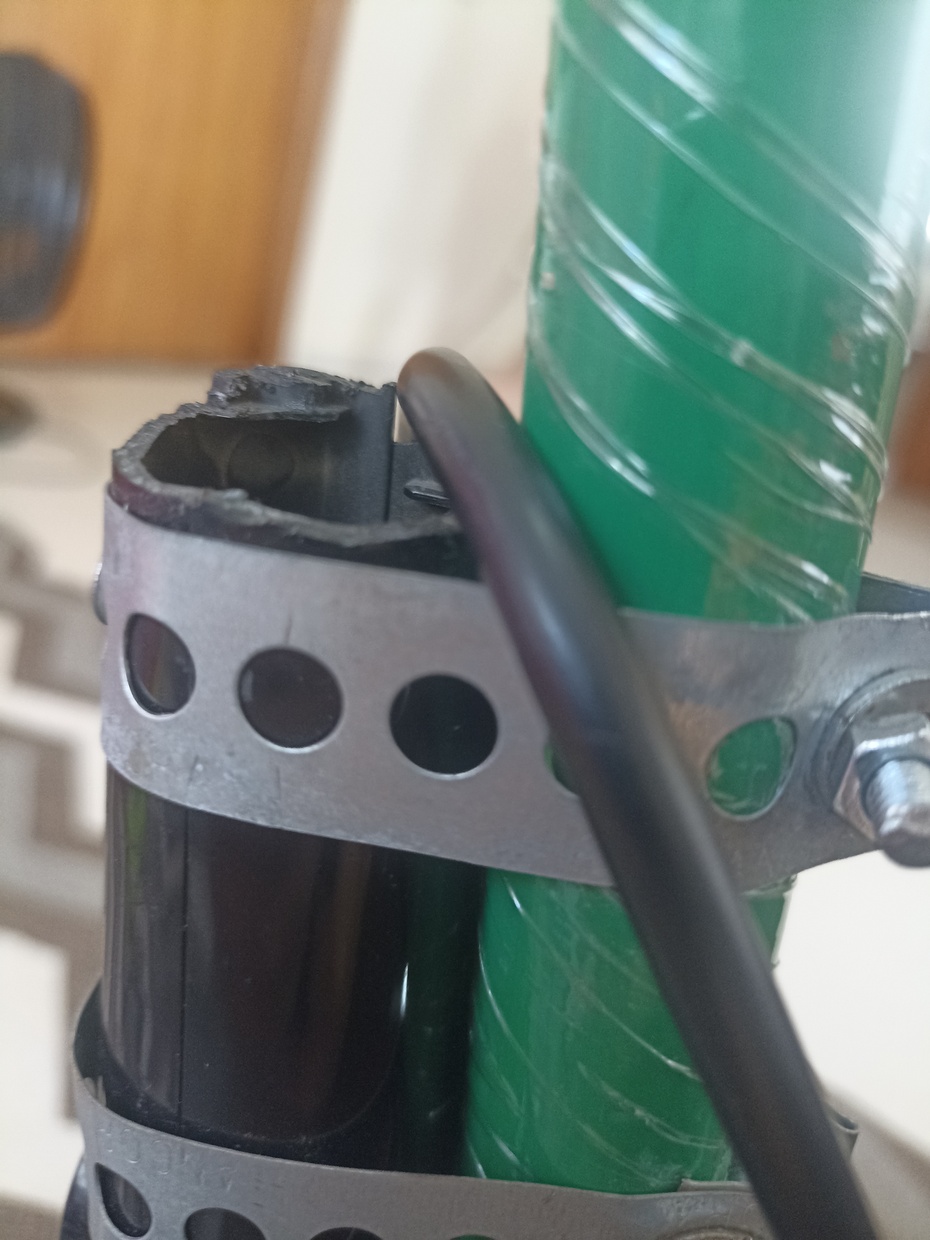 Corte o plástico do aspirador reto um pouco uns 10 centímetros acima da curva onde o cabo encaixa.