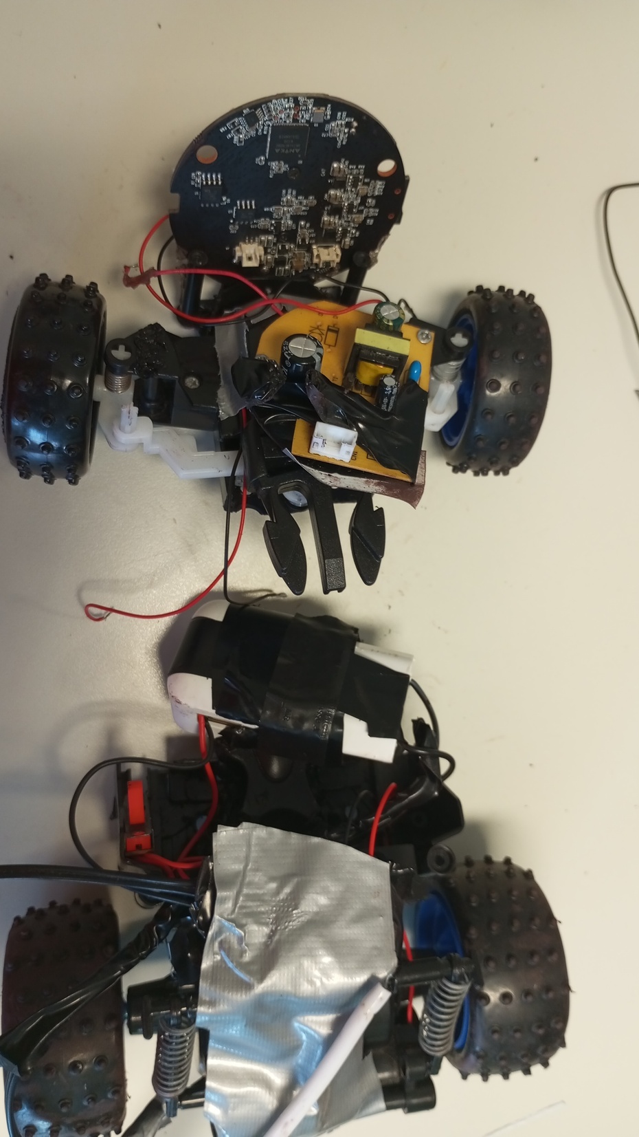 Aí sim, começou a dar certo. Entramos na tubulação e finalmente encontramos o detector a uma distância de aproximadamente 30 metro de profundidade, com duas curvas e alguns buracos no caminho.