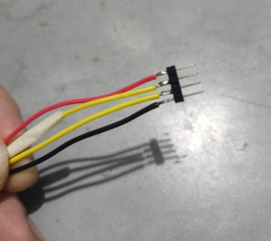 Solde 1 extremidade de cada fio ao lado menor de cada pino de um dos conjuntos de 4 pinos seguindo a seguinte ordem:
Pino 1 - Vcc
Pino 2 - Trigger
Pino 3 - Echo
Pino 4 - Gnd
