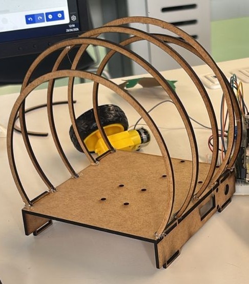 Montagem Mecânica
O Mini Robô Capivara foi construído utilizando um chassi leve e resistente, projetado para acomodar os motores, sensores e componentes eletrônicos. A estrutura foi inspirada na capivara e o principal objetivo foi garantir estabilidade e permitir a movimentação adequada do robô durante os testes.