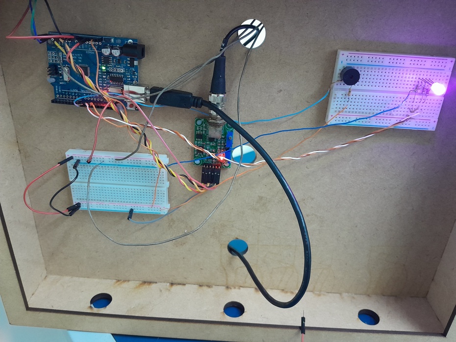Na caixa de MDF, cole o Arduino (já com o código internamente), as protoboards e alguns dispositivos eletrônicos como o módulo PH, o relé, o led RGB e o buzzer. Conecte os jumpers de acordo com cada porta e módulo. Utilize o relé juntamente com a extensão elétrica.