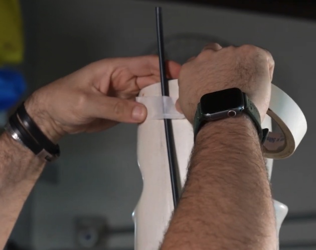 Prenda uma ponta no topo do cano com fita adesiva.