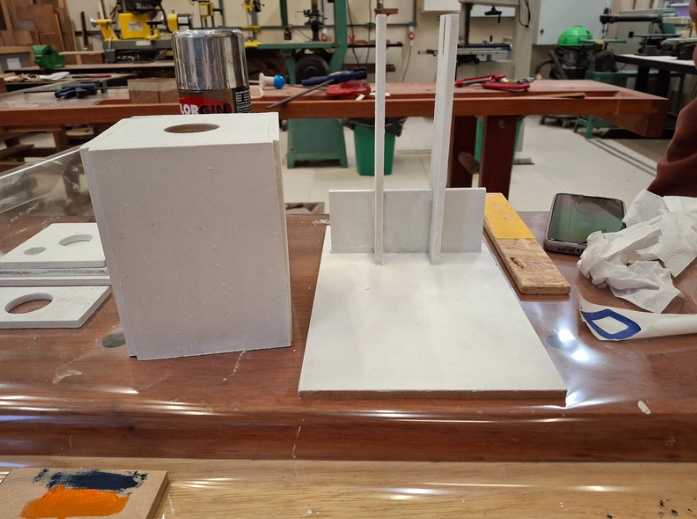 com as peças coladas eu apliquei duas camadas de fundo preparador em preparação para a pintura final.
