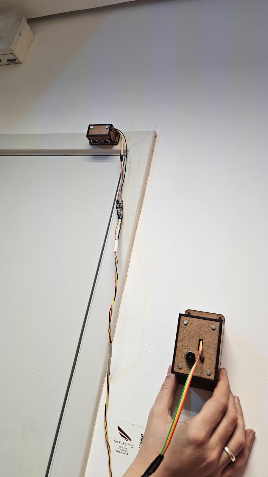 Para usar o reed switch deixe-o por exemplo com o sensor bem próximo a porta, e cole na porta o imã, assim quando a porta abrir o alarme será disparado.