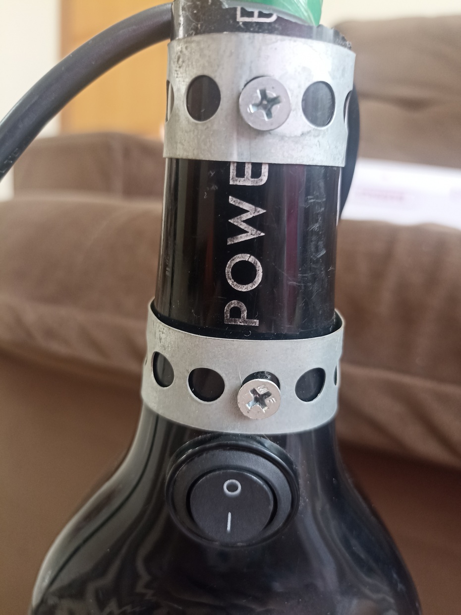 Após isso, fure a parte da frente do aspirador, no vazão das respectivas abraçadeiras.