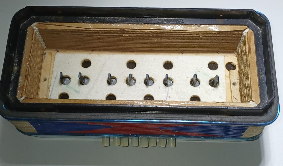 Adicionar uma abraçadeira de nylon em cada nota.