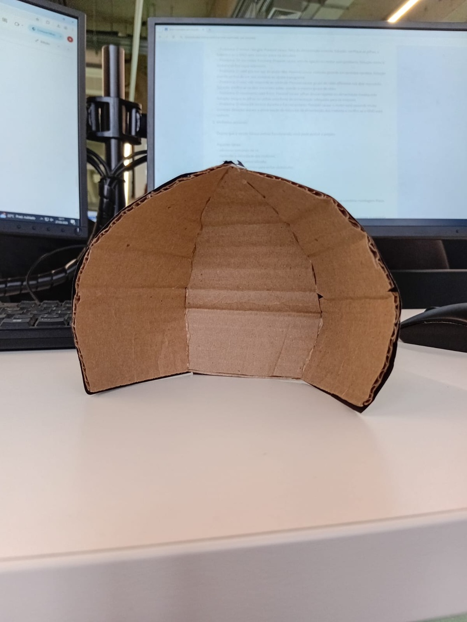Acesse o site TemplateMaker e selecione um molde de esfera geométrica ou semi esfera para servir como base da cabeça da aranha.
Defina as dimensões desejadas da cabeça de acordo com o tamanho do robô e a proporção do corpo da aranha.
Gere o molde no site e faça o download do arquivo em PDF.
Imprima o molde em folha sulfite e recorte todas as partes indicadas.
Transfira o molde para o papelão utilizando lápis ou caneta para marcar os contornos.
Recorte cuidadosamente todas as peças do papelão utilizando tesoura ou estilete.
Dobre as abas do molde para facilitar a montagem da estrutura.
Utilize cola quente para unir as partes do papelão até formar o formato arredondado da cabeça da aranha.
Verifique se a estrutura ficou firme, alinhada e proporcional ao corpo do robô.
Reforce as emendas utilizando cola quente para aumentar a resistência da estrutura.
Ajuste as laterais e o encaixe da cabeça para garantir melhor fixação no corpo da aranha robótica.
Utilize lixa fina para suavizar bordas e pequenas imperfeições do papelão.
Produza os olhos da aranha utilizando EVA, papelão, bolinhas de isopor, biscuit ou outro material disponível.
Cole os olhos na parte frontal da cabeça utilizando cola quente.
Utilize cola quente para fixar a cabeça na parte frontal do corpo da aranha robótica.
Pinte toda a estrutura utilizando tinta acrílica preta e pincel.
Aguarde a secagem da tinta e aplique uma segunda camada, caso necessário.
Faça os acabamentos finais corrigindo imperfeições, reforçando partes soltas e ajustando os detalhes decorativos.
Finalize verificando se a cabeça da aranha está firme, centralizada e bem presa à estrutura principal do robô.