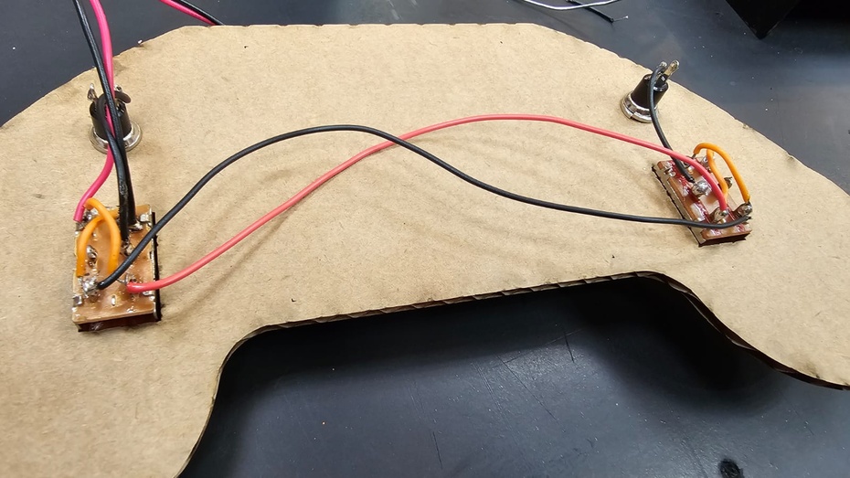 Repita o processo para o outro fio preto, chave HH e push buttom. Depois de terminar as soldas das chaves H-H, cole as com cola quente, isso ajuda a deixar o controle mais firme. Também é possível colar dois palitos de sorvete na parte traseira do controle, eles ajudam a manter a rigidez do controle.