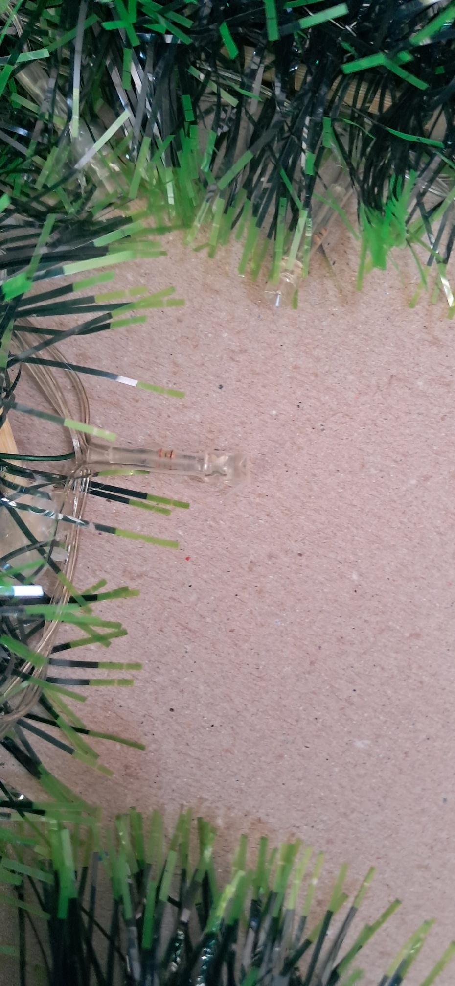 1- Se o led ficar para cima cole-o com cola quente.
2- Passe o arame pelo furo.
3- prenda o gancho no arame.
4- coloque na parede usando o parafuso gancho.