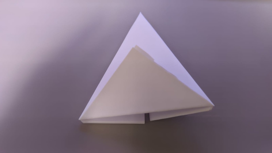 Vire o papel e dobre a partizinha pra cima (agora é o rabinho)