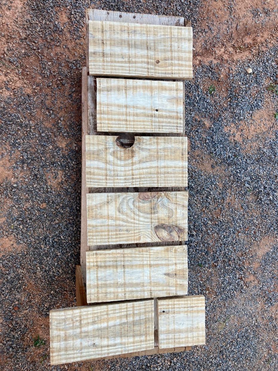 Marque os tamanhos das peças na tábua de madeira.
Corte as peças.
Você pode já cortar os cantos, se quiser, para deixar arredondado.
E se possuir uma tupia, use a fresa quebra canto para arredondar as bordas inferiores das peças que serão as prateleiras,