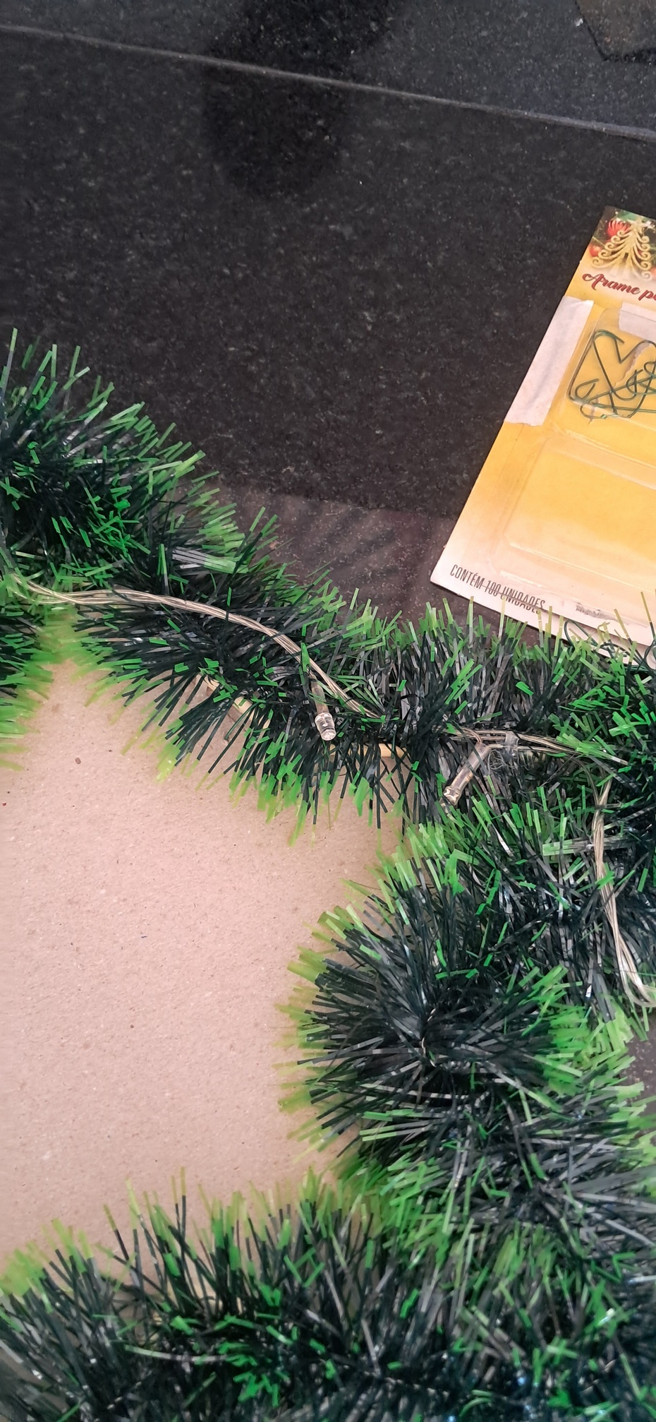 1- Pegue a estrela e o pisca pisca.
2- cole o pisca pisca pisca embaixo do festão com cola quente.
3- vá colando até completar 2 voltas.
4- vá colando até chegar ao meio.
5- se sobrar cole aonde há "buracos"